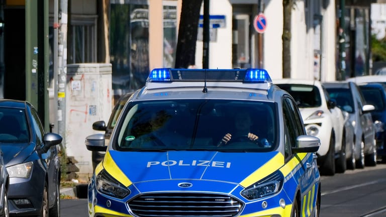 Polizeiwagen (Symbolbild): Die Polizei sucht nach einem Mann, der mit einem Messer auf seinen Kontrahenten losgegangen ist.