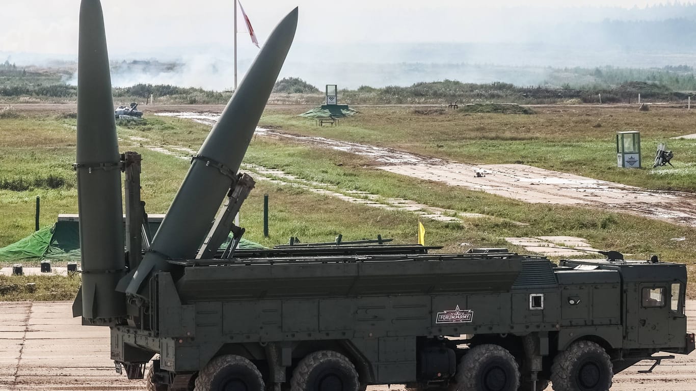 Eine Iskander-Einheit (Archivbild): Russland könnten nach Ansicht des ukrainischen Militärgeheimdienstes die Raketen ausgehen.