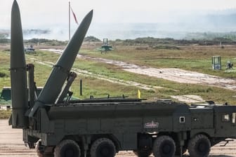 Eine Iskander-Einheit (Archivbild): Russland könnten nach Ansicht des ukrainischen Militärgeheimdienstes die Raketen ausgehen.