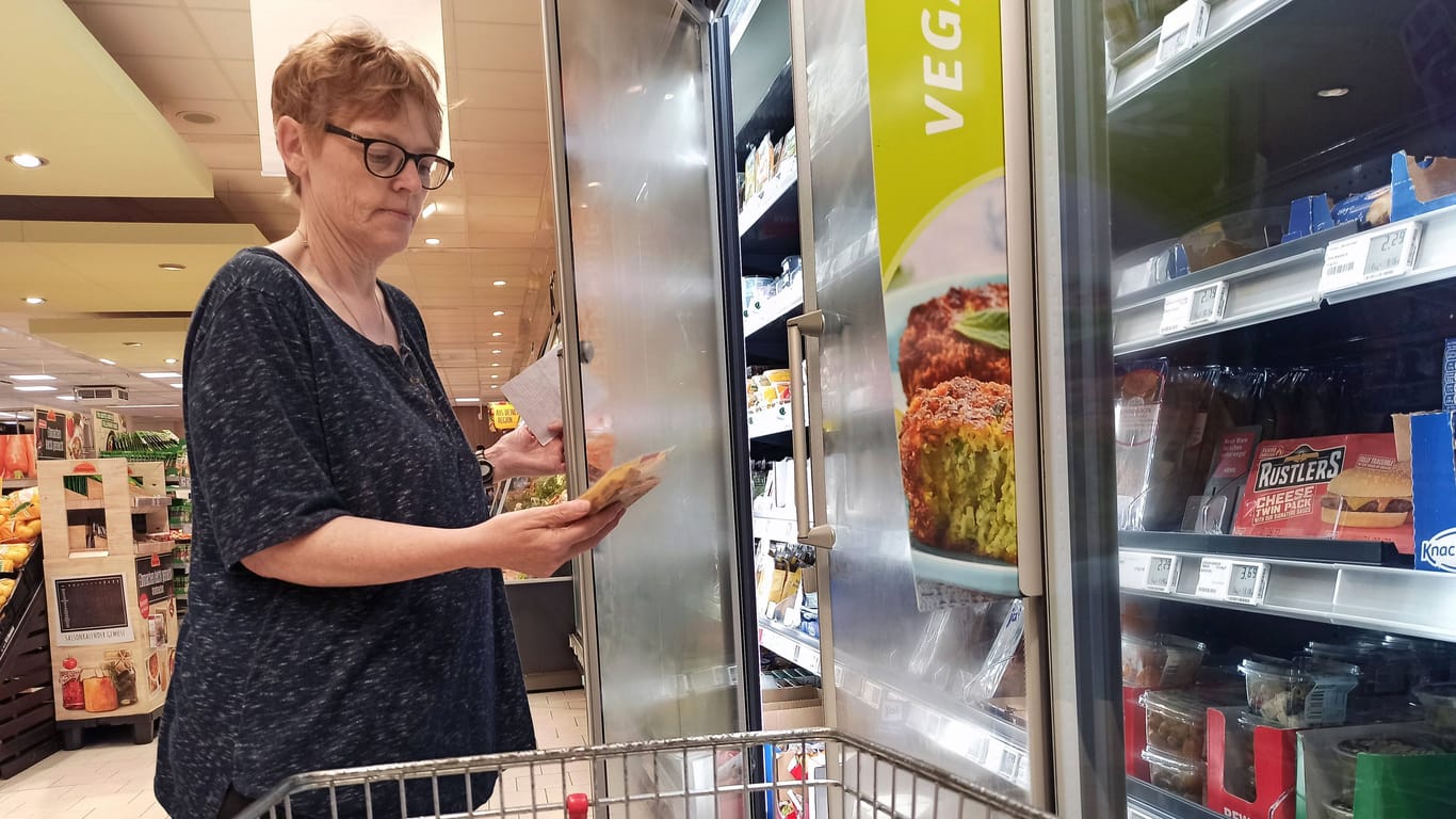 Eine Frau beim Einkauf in einem Supermarkt (Symbolbild): Viele Deutsche müssen an anderer Stelle sparen, um sich Lebensmittel noch leisten zu können.