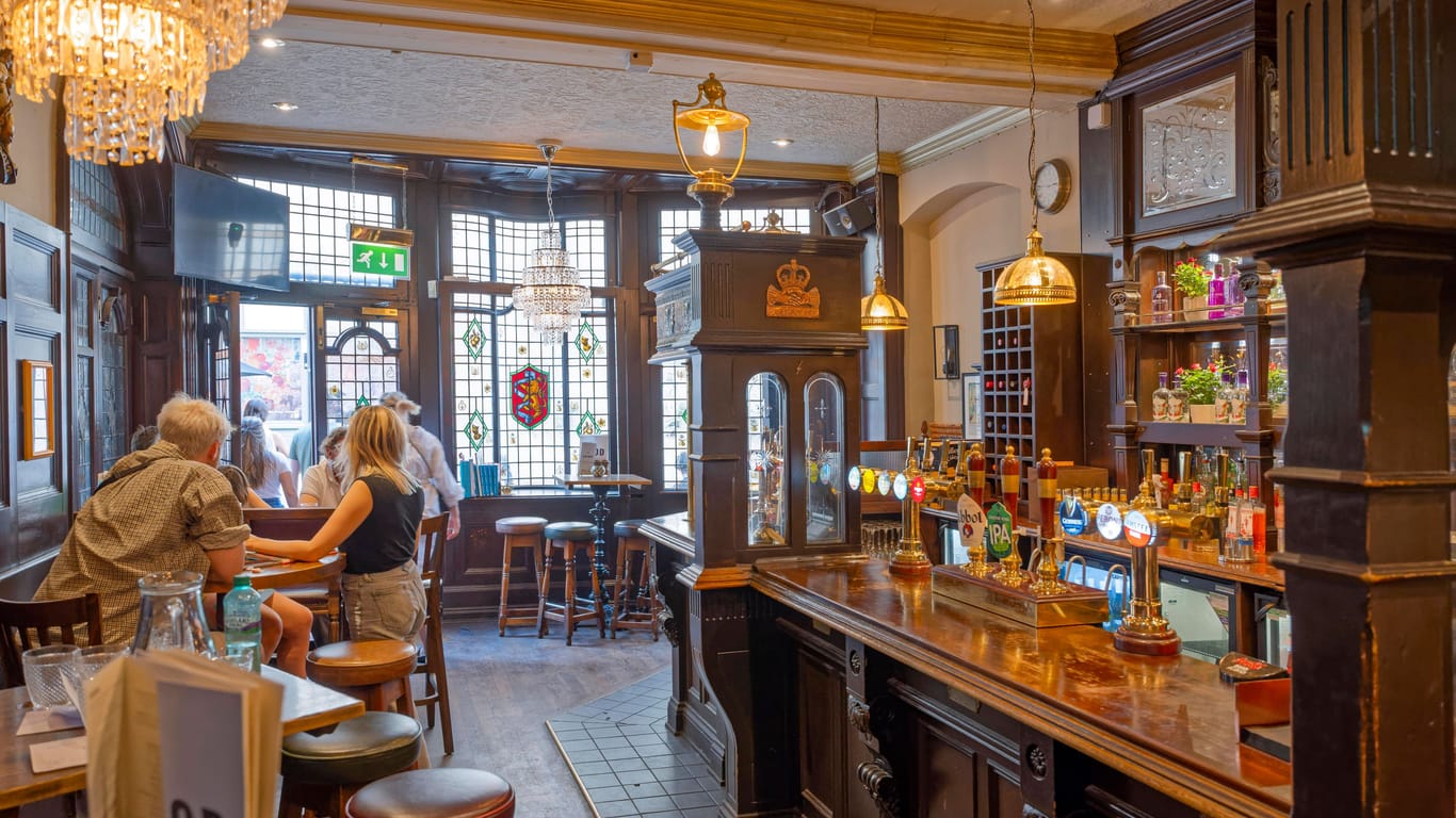 Pub in London, England (Symbolbild): Pubs sind teilweise mit einer Vervierfachung ihrer Energiekosten im Vergleich zur Zeit vor der Pandemie konfrontiert.