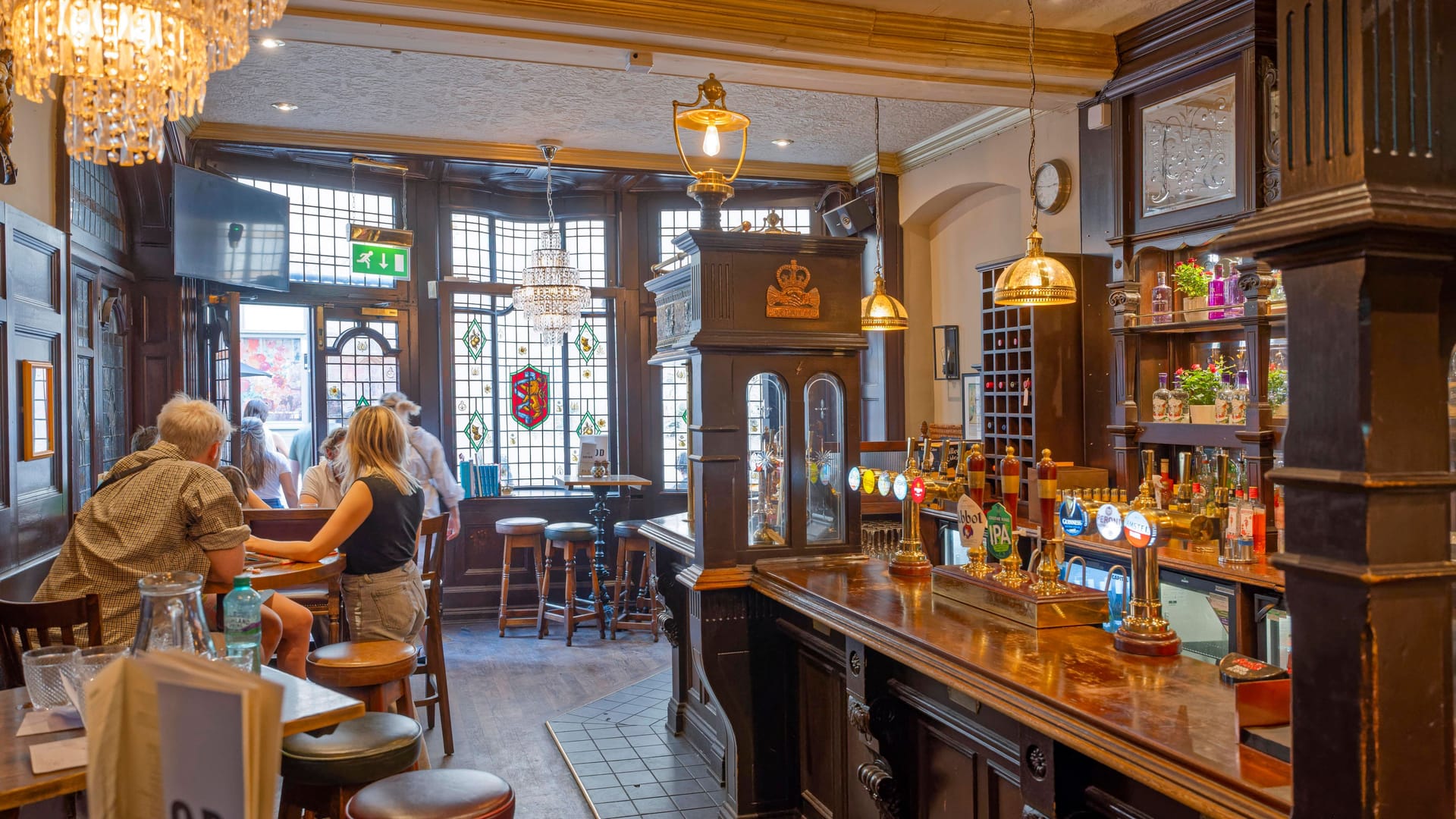 Pub in London, England (Symbolbild): Pubs sind teilweise mit einer Vervierfachung ihrer Energiekosten im Vergleich zur Zeit vor der Pandemie konfrontiert. Pub in London, England (Symbolbild): Pubs sind teilweise mit einer Vervierfachung ihrer Energiekosten im Vergleich zur Zeit vor der Pandemie konfrontiert.