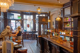 Pub in London, England (Symbolbild): Pubs sind teilweise mit einer Vervierfachung ihrer Energiekosten im Vergleich zur Zeit vor der Pandemie konfrontiert.