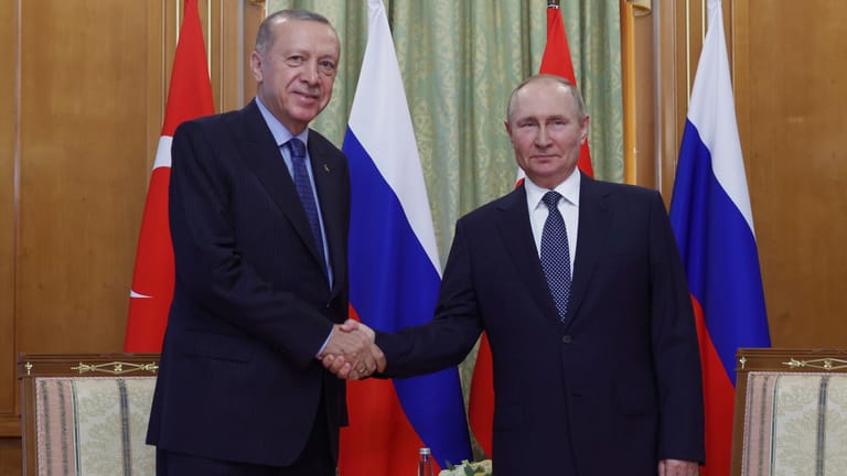 Präsident Erdoğan und sein russischer Amtskollege Putin: Die Türkei hat sich als Vermittler im Ukraine-krieg angeboten und könnte im Falle von Friedensverhandlungen eine wichtige Rolle spielen.