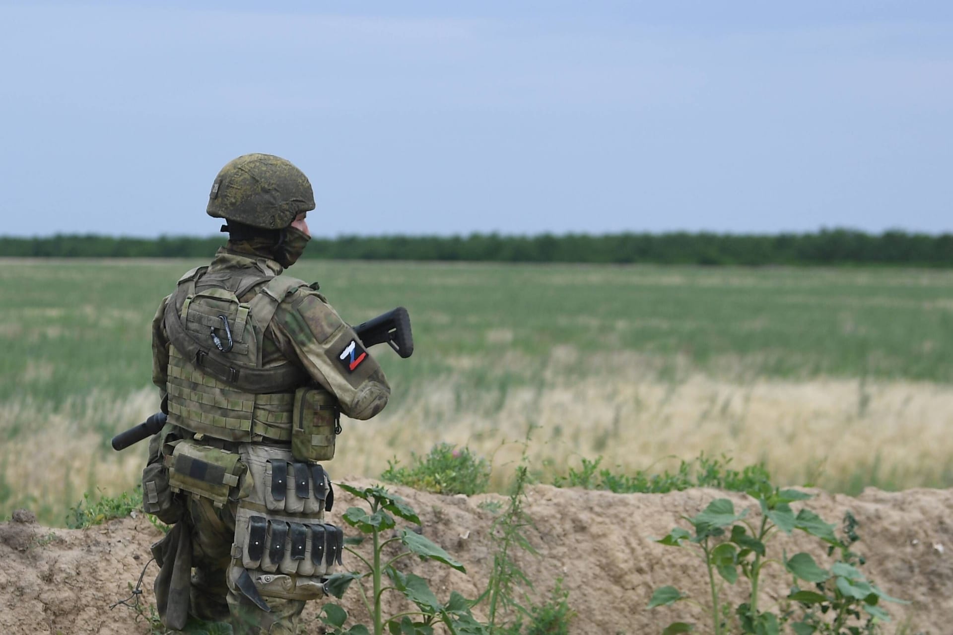 Ein russischer Soldat steht an einem Feld in der Ukraine (Archivbild): Ein ehemaliger Fallschirmjäger berichtet jetzt in einem Buch vom Ukraine-Krieg.