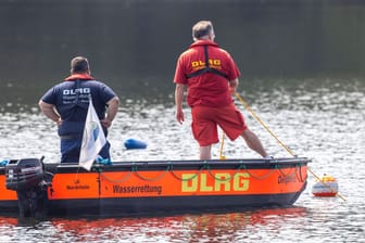 Die DLRG sucht nach verunglückten Schwimmern: Im Rhein ist die Gefahr zu ertrinken auch bei Niedrigwasser sehr groß.