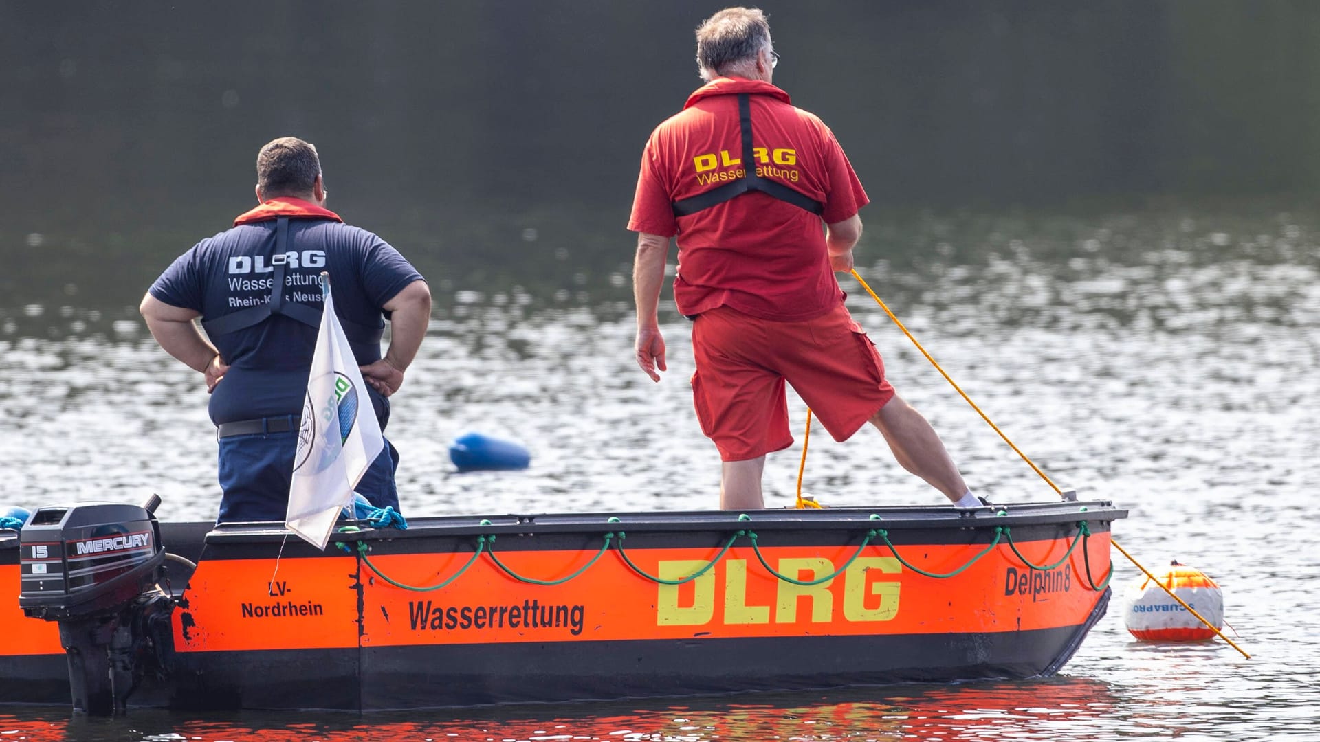 Die DLRG sucht nach verunglückten Schwimmern: Im Rhein ist die Gefahr zu ertrinken auch bei Niedrigwasser sehr groß.