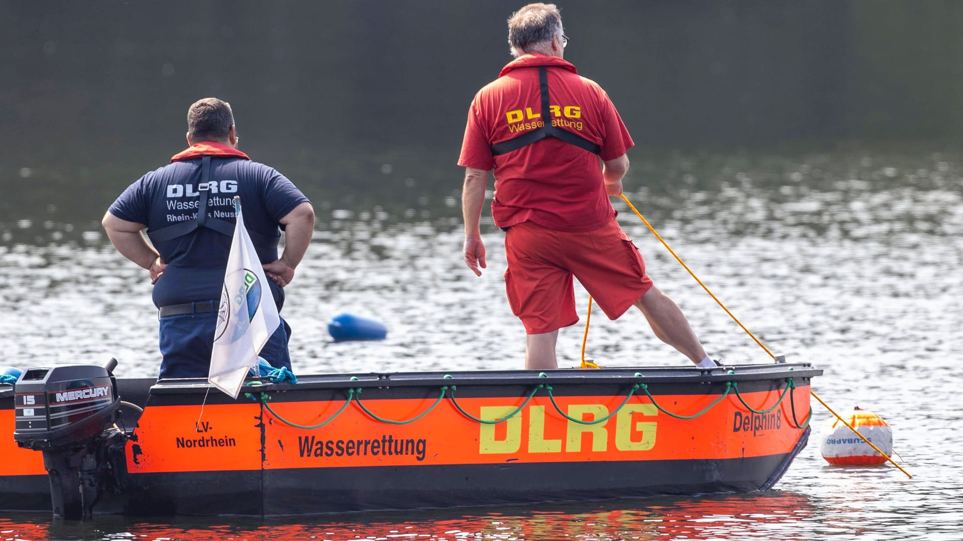 Die DLRG sucht nach verunglückten Schwimmern: Im Rhein ist die Gefahr zu ertrinken auch bei Niedrigwasser sehr groß.