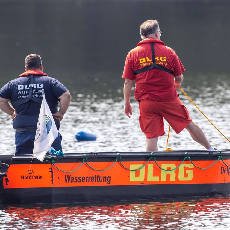 Die DLRG sucht nach verunglückten Schwimmern: Im Rhein ist die Gefahr zu ertrinken auch bei Niedrigwasser sehr groß.