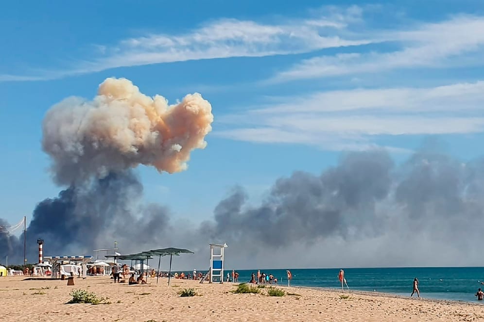 Ukraine, Saky: Am Strand von Saky steigt Rauch nach einer Explosion auf.