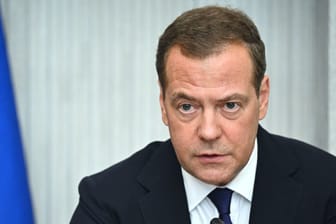 Dmitri Medwedew: Ein Sprecher des russischen Ex-Präsidenten behauptet, Medwedew sei gehackt worden.