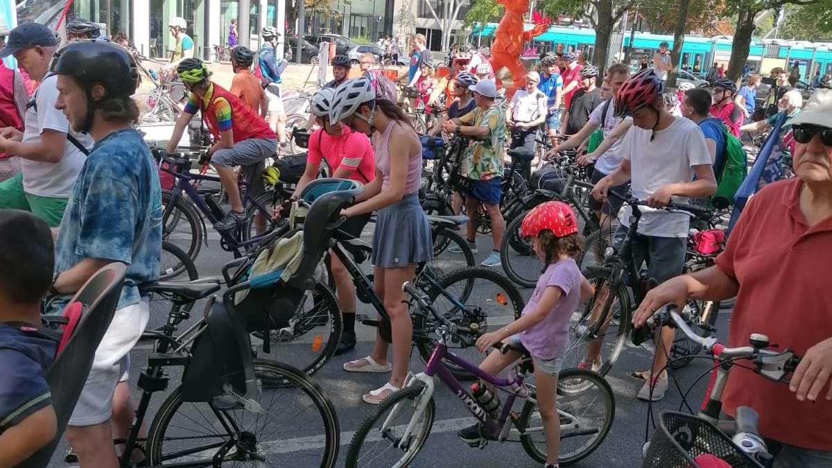 Schrecken der Autofahrer: Über 10.000 Menschen traten für eine Verkehrswende in die Pedalen.