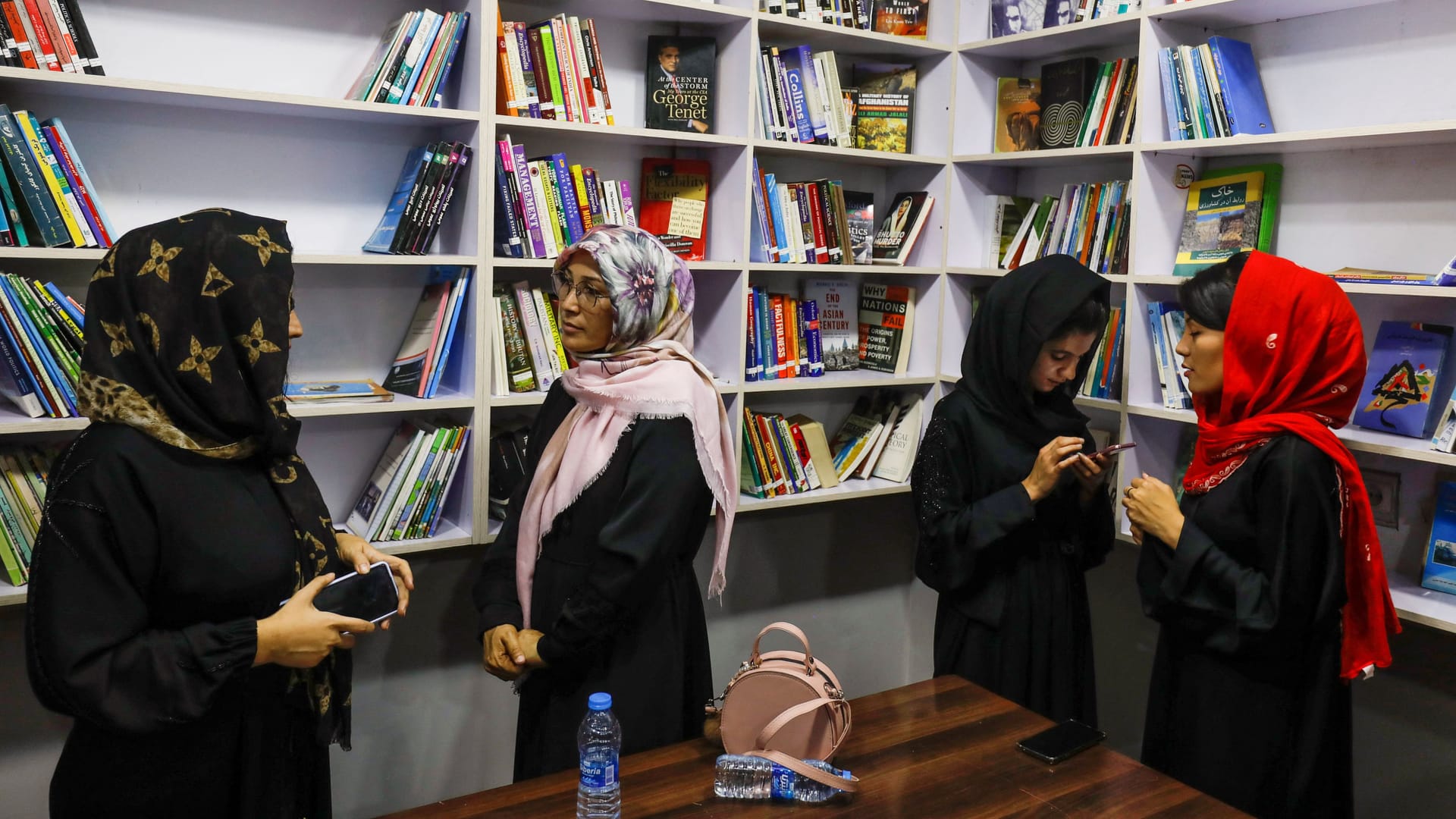 Frauen in der neuen Bibliothek in Kabul: Eine Erlaubnis der Taliban haben die Aktivistinnen nicht.