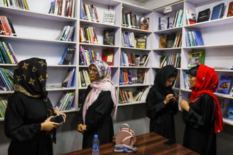 Frauen in der neuen Bibliothek in Kabul: Eine Erlaubnis der Taliban haben die Aktivistinnen nicht.