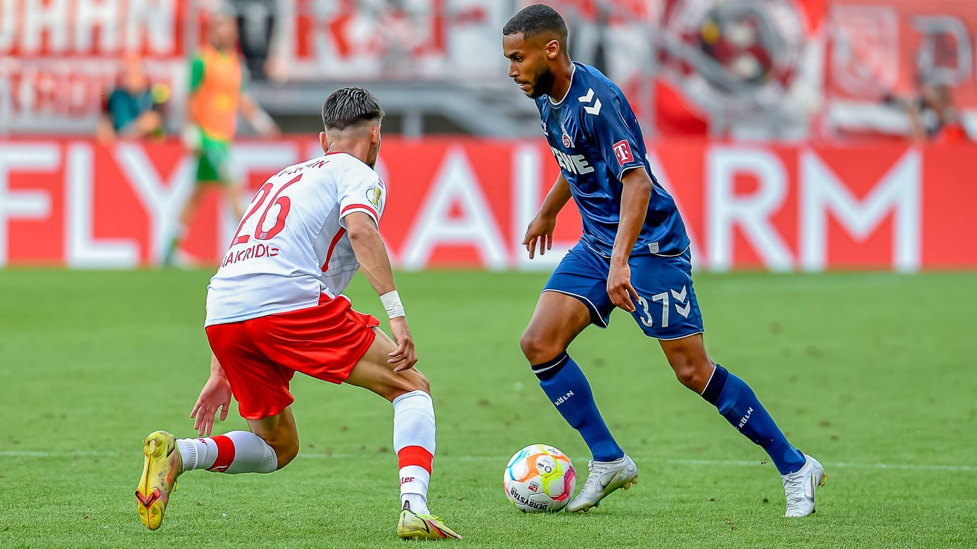 Linton Maina (r.) kam im Sommer von Hannover 96.