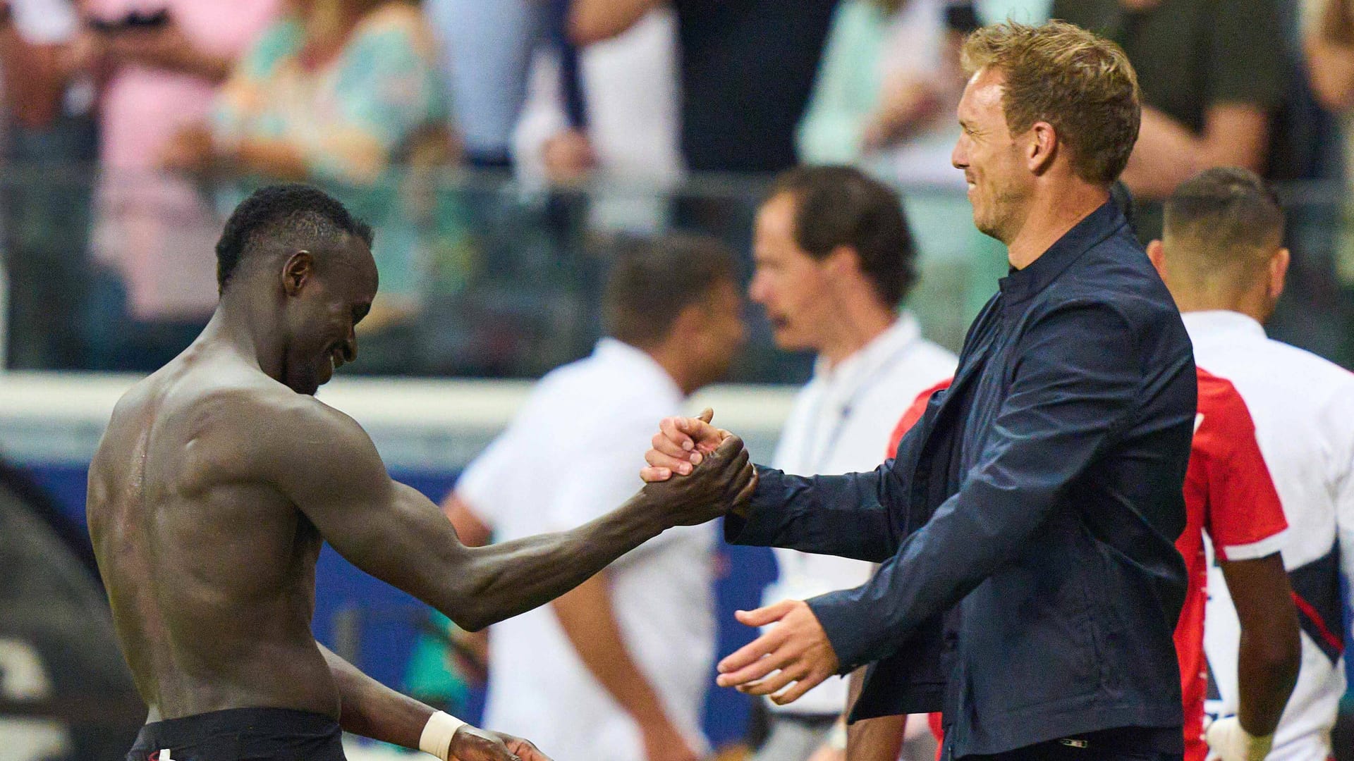 Sadio Mané und Julian Nagelsmann (r.): Der Bayern-Trainer freut sich.