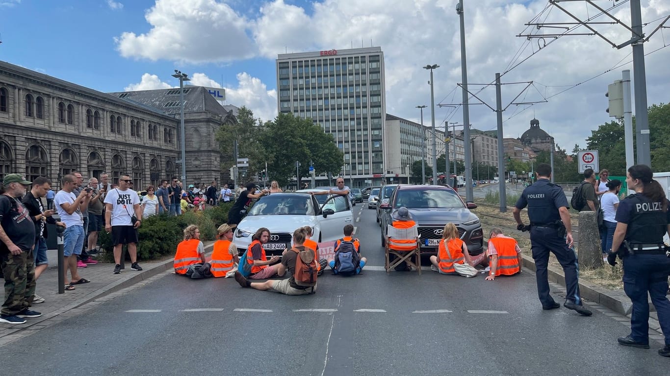 Am Dienstagmittag blockierten Aktivisten die Straßen vor dem Hauptbahnhof in Nürnberg.
