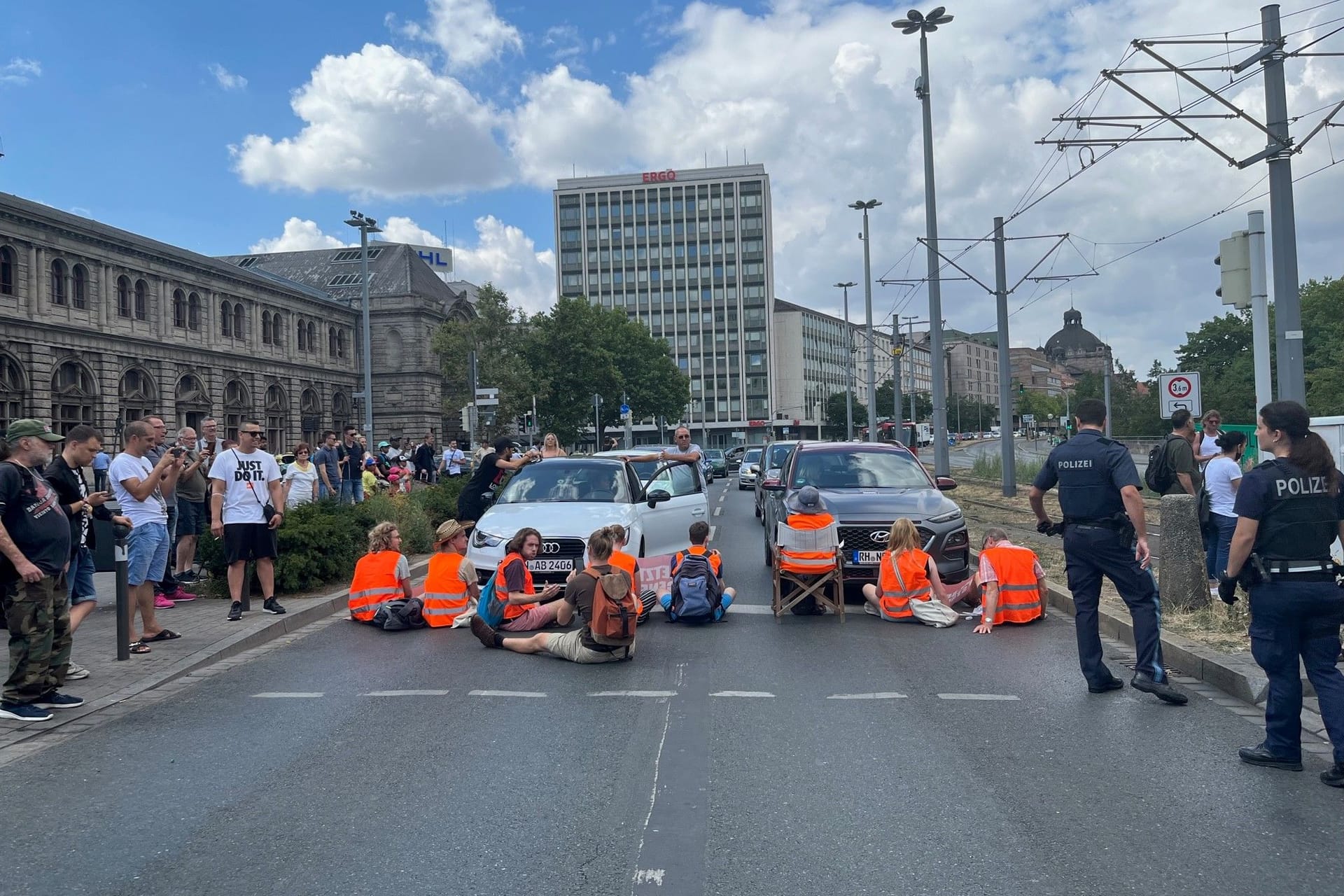 Am Dienstagmittag blockierten Aktivisten die Straßen vor dem Hauptbahnhof in Nürnberg.