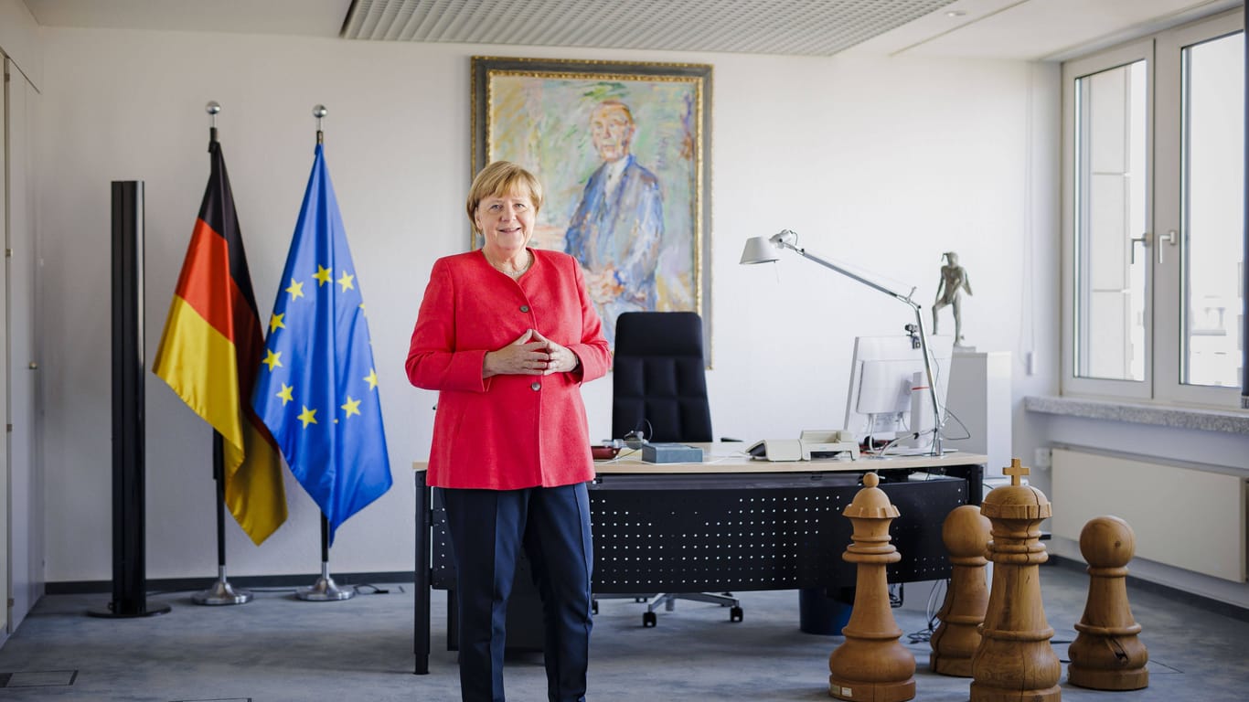 Angela Merkel in ihrem Berliner Büro: Neun Stellen wurden ihr nach Ende der Amtszeit bewilligt.