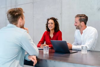 Ein Kandidat beim Bewerbungsgespräch (Symbolbild): Noch nie gab größeren Bedarf an Arbeitskräften in Deutschland.