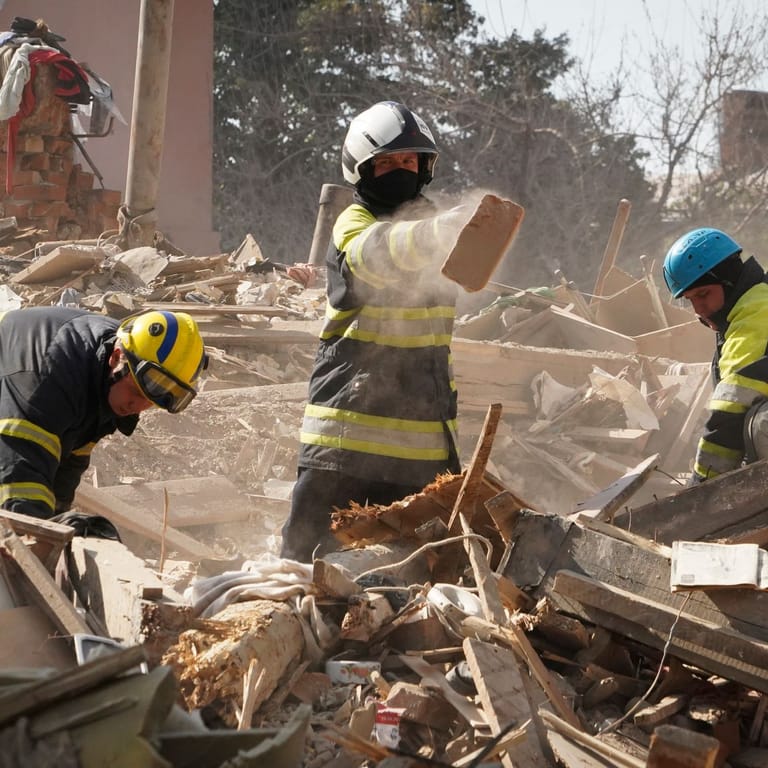 Feuerwehrleute in Charkiw: Nach einem Raketenangriff räumen sie die Trümmer eines zerstörten Gebäudes weg.