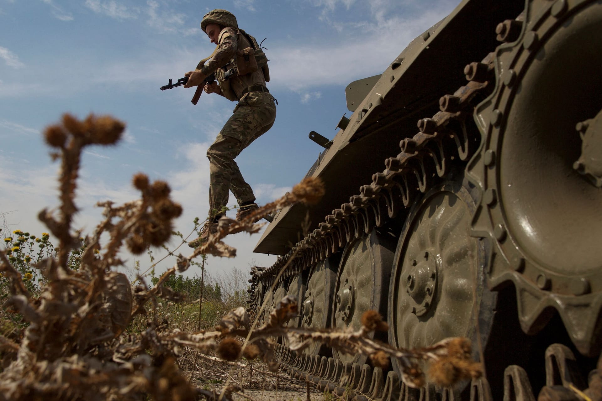 Ein ukrainischer Soldat springt von einem Panzer in der Region Cherson.