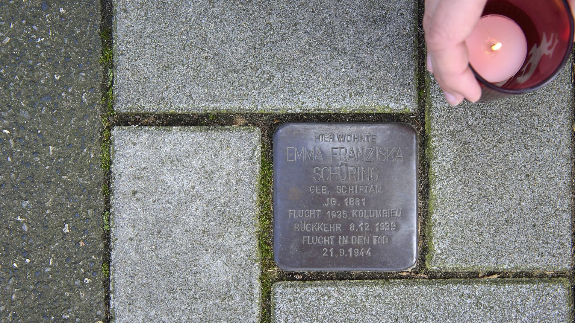 Stolperstein in Oberhausen (Archivbild): Die Anordnung ist ähnlich wie in Hamburg - nur spiegelverkehrt.