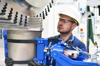 Arbeiter an einer Maschine: Sollten die Preise wegen der Gaskrise für die Industrie weiter ansteigen, könnten viele Jobs verloren gehen, warnen Wirtschaftsvertreter.