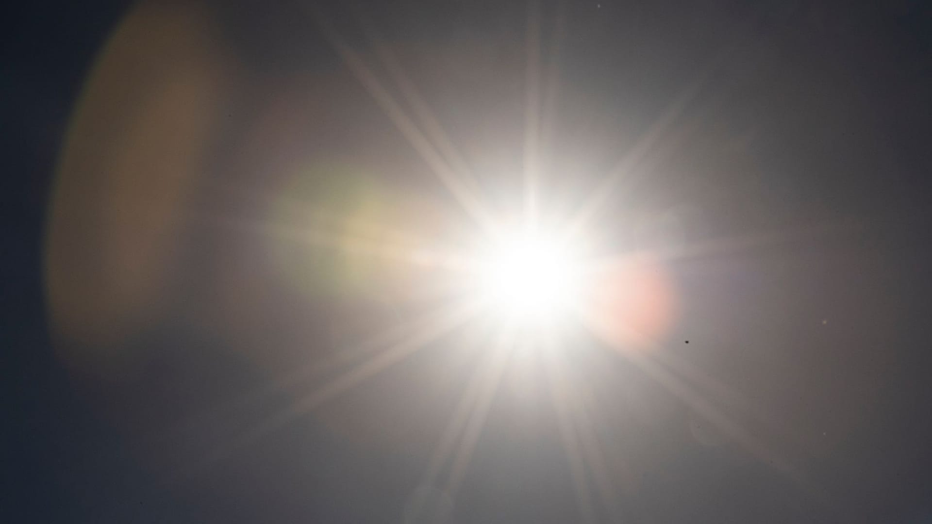 Die Sonne scheint am Himmel (Symbolbild): In Franken ist es aufgrund seiner geografischen Lage besonders trocken.