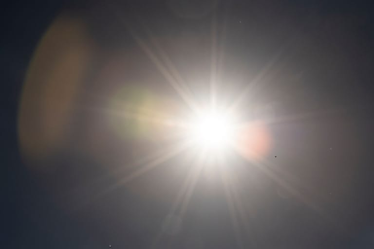 Die Sonne scheint am Himmel (Symbolbild): In Franken ist es aufgrund seiner geografischen Lage besonders trocken.