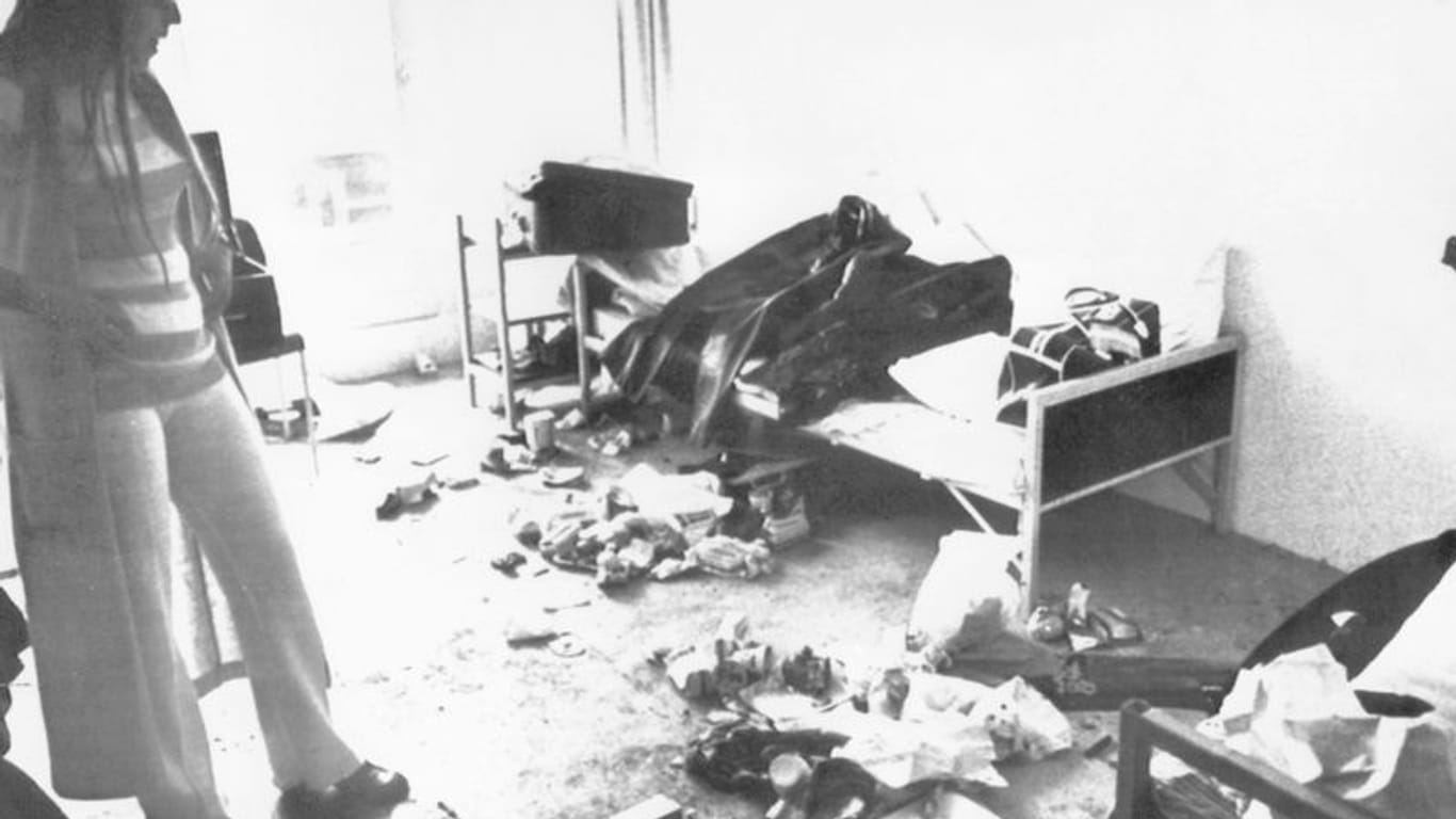 Aufnahme von 1972: Die Witwe des von Terroristen ermordeten Fechttrainers Andre Spitzer steht fassungslos im verwüsteten Raum des Olympischen Dorfes.