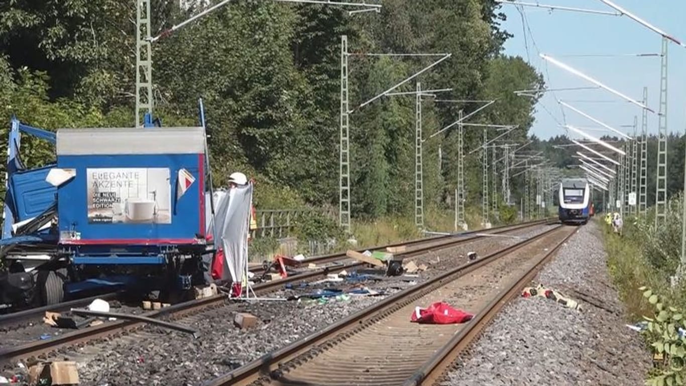 Niedersachsen, Rastede: An einem Bahnübergang in Rastede (Landkreis Ammerland) ist am Mittwoch ein Lastwagen von einem Zug erfasst worden.