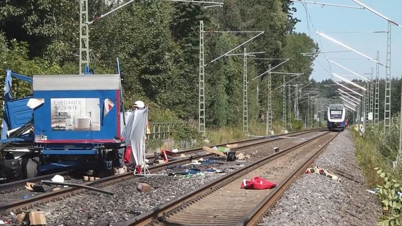 Niedersachsen, Rastede: An einem Bahnübergang in Rastede (Landkreis Ammerland) ist am Mittwoch ein Lastwagen von einem Zug erfasst worden. Niedersachsen, Rastede: An einem Bahnübergang in Rastede (Landkreis Ammerland) ist am Mittwoch ein Lastwagen von einem Zug erfasst worden.