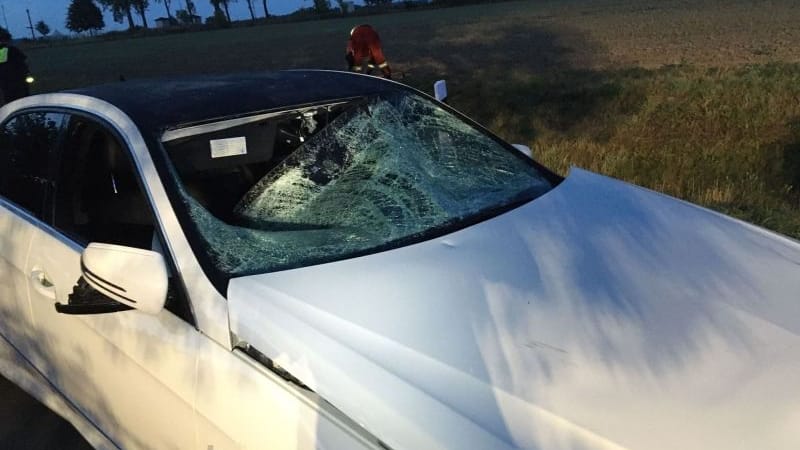 Das zerstörte Auto am Unfallort: Mehrere Personen wurden verletzt.