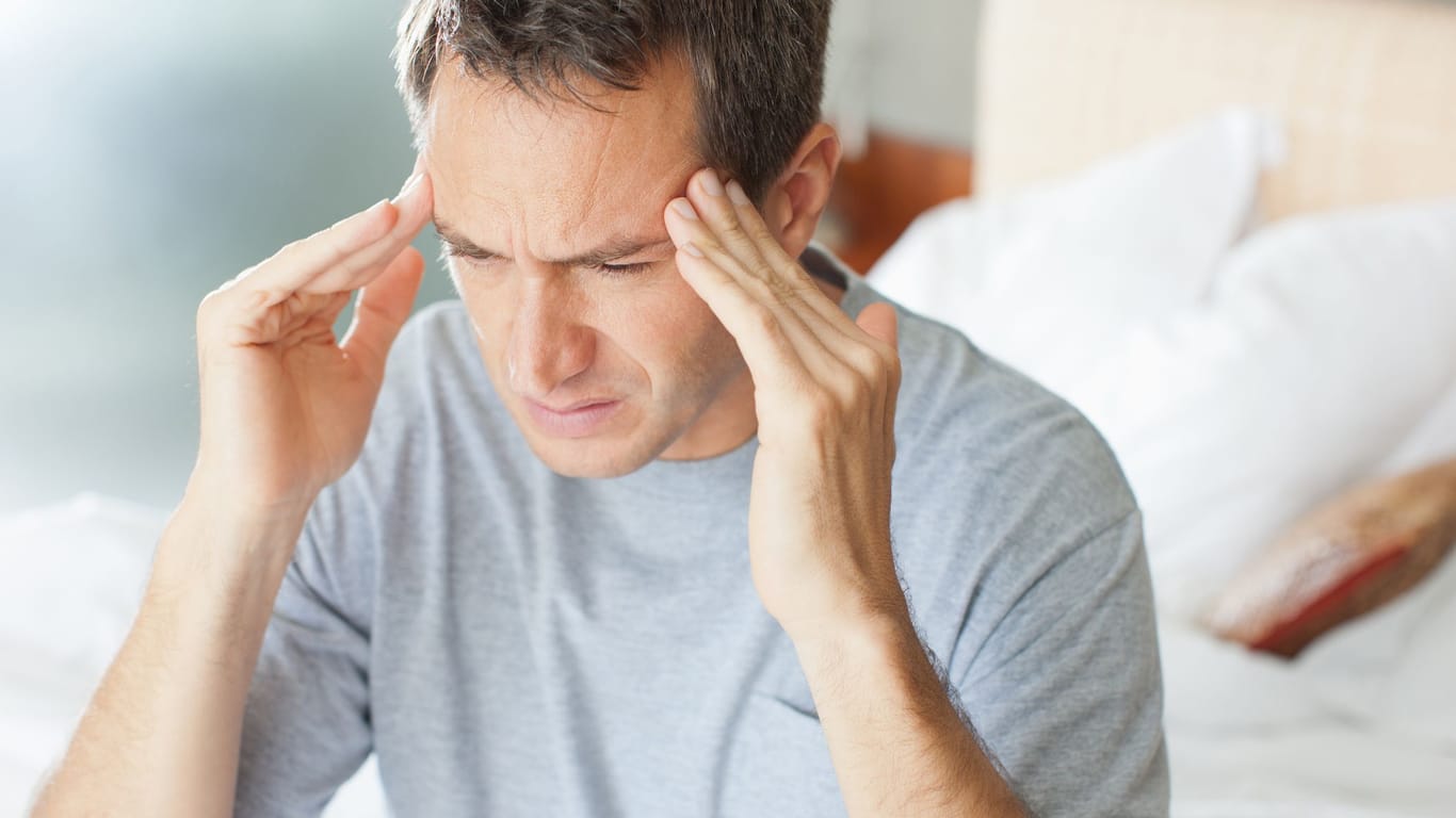 Kopfschmerzen (Symbolbild): In vielen Fällen helfen nur noch Medikamente gegen den Schmerz.