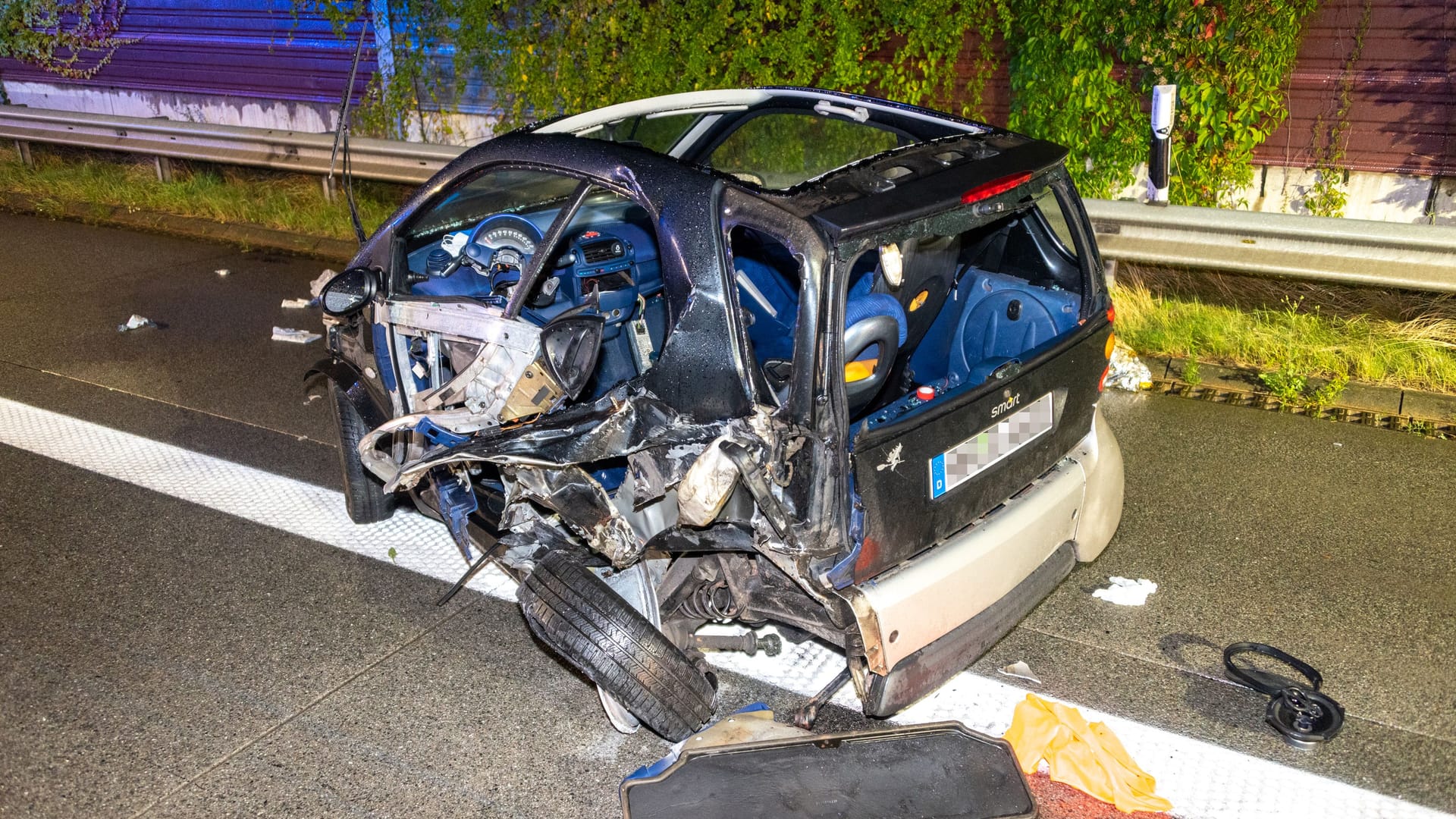 Ein zerstörter Smart steht an der Autobahn: Der Fahrer wurde lebensgefährlich verletzt.
