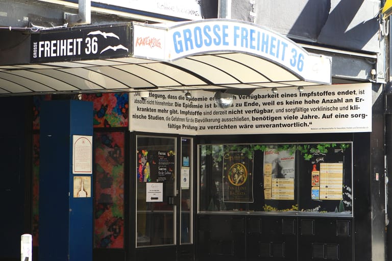 Am Hamburger Livemusikclub "Große Freiheit 36" auf St. Pauli hängen im März 2021 Plakate mit Kritik gegen Corona-Maßnahmen (Archivbild): Diverse Veranstalter kündigten daraufhin an, den Club zu boykottieren.
