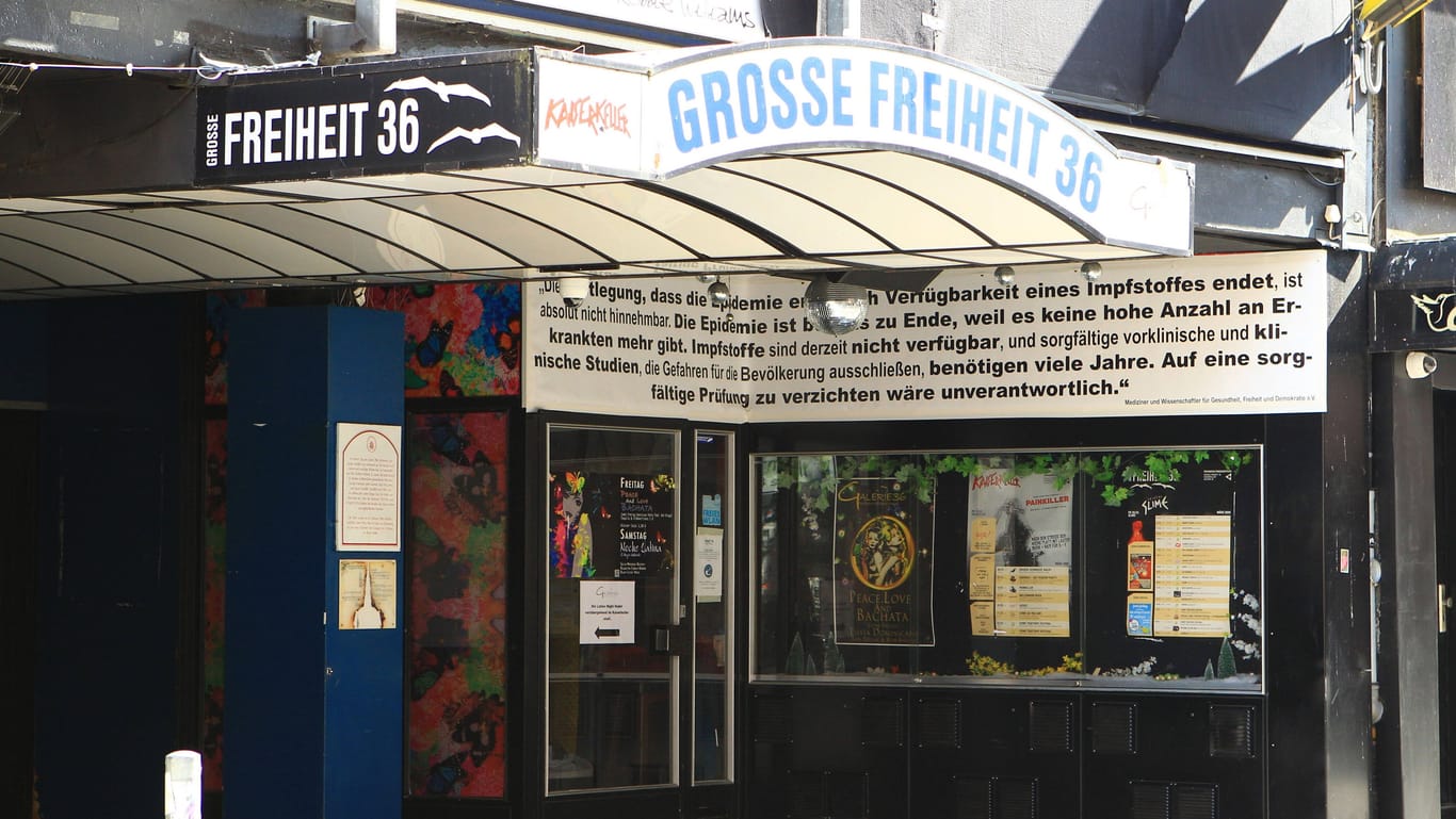 Am Hamburger Livemusikclub "Große Freiheit 36" auf St. Pauli hängen im März 2021 Plakate mit Kritik gegen Corona-Maßnahmen (Archivbild): Diverse Veranstalter kündigten daraufhin an, den Club zu boykottieren.