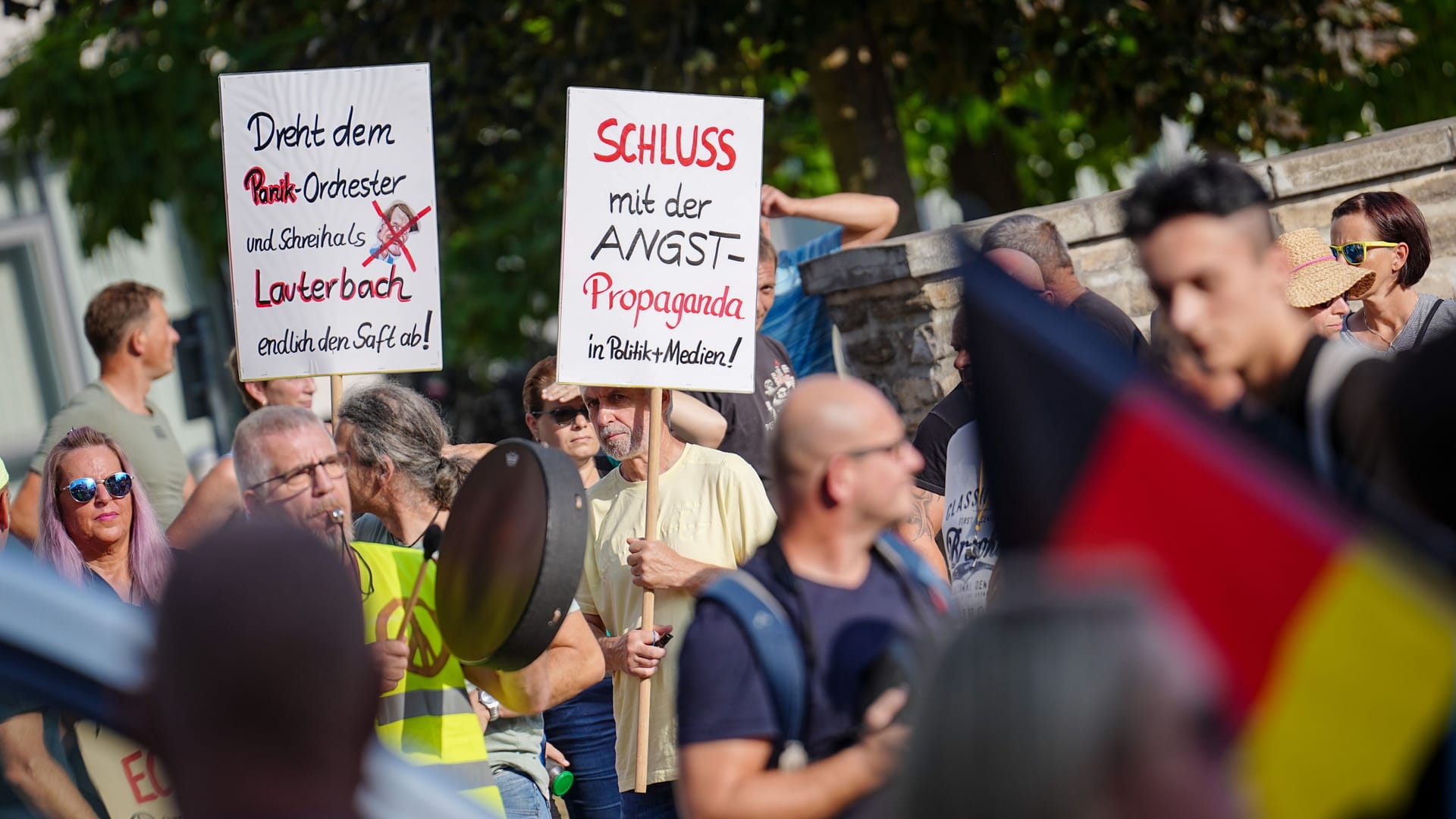 Demonstranten vor der Festung Mark: "Hau ab" rufen sie zum Besuch des Kanzlers.