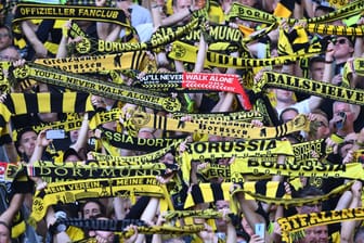 Dortmund-Fans im Stadion (Archivbild): Anreisechaos könnte den Zuschauern am Samstag den Spieltag vermiesen.