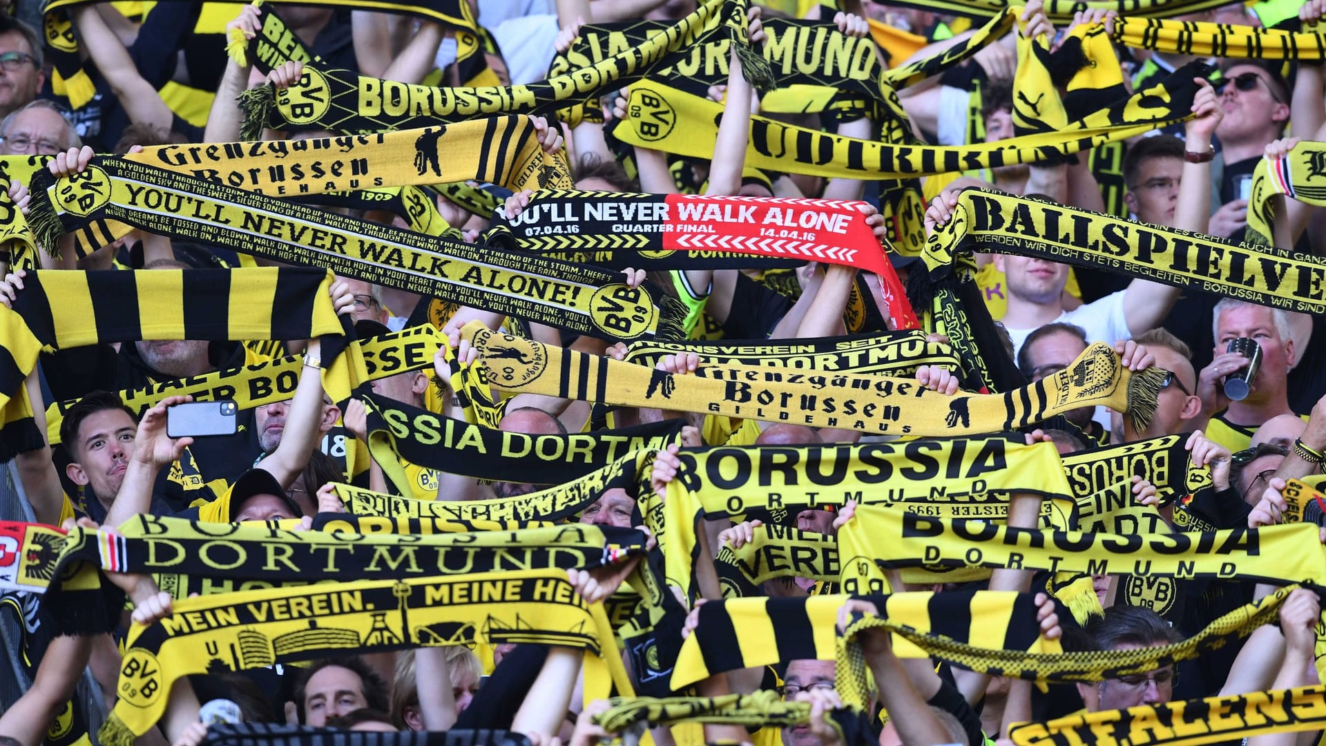 Dortmund-Fans im Stadion (Archivbild): Anreisechaos könnte den Zuschauern am Samstag den Spieltag vermiesen. Dortmund-Fans im Stadion (Archivbild): Anreisechaos könnte den Zuschauern am Samstag den Spieltag vermiesen.