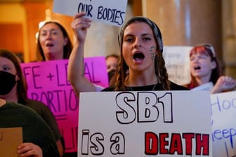 Proteste vor dem Senat in Indianapolis: In dem Bundesstaat gilt künftig ein strenges Abtreibungsgesetz.