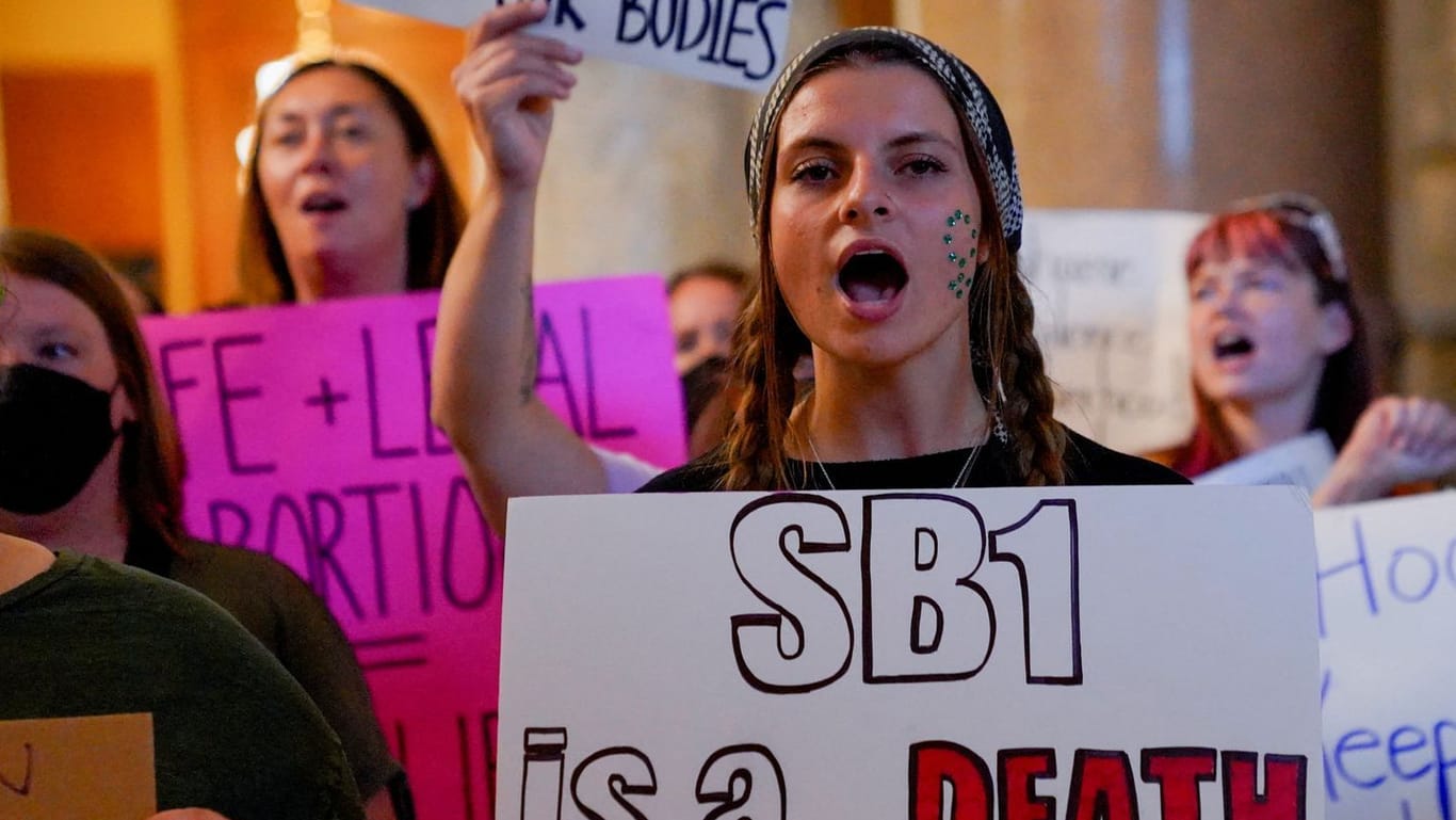 Proteste vor dem Senat in Indianapolis: In dem Bundesstaat gilt künftig ein strenges Abtreibungsgesetz.