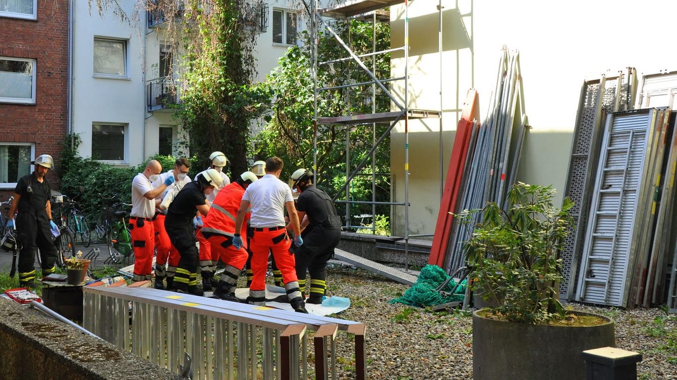 Rettungskräfte versorgen den Bauarbeiter: Er musste in ein Krankenhaus gebracht werden.