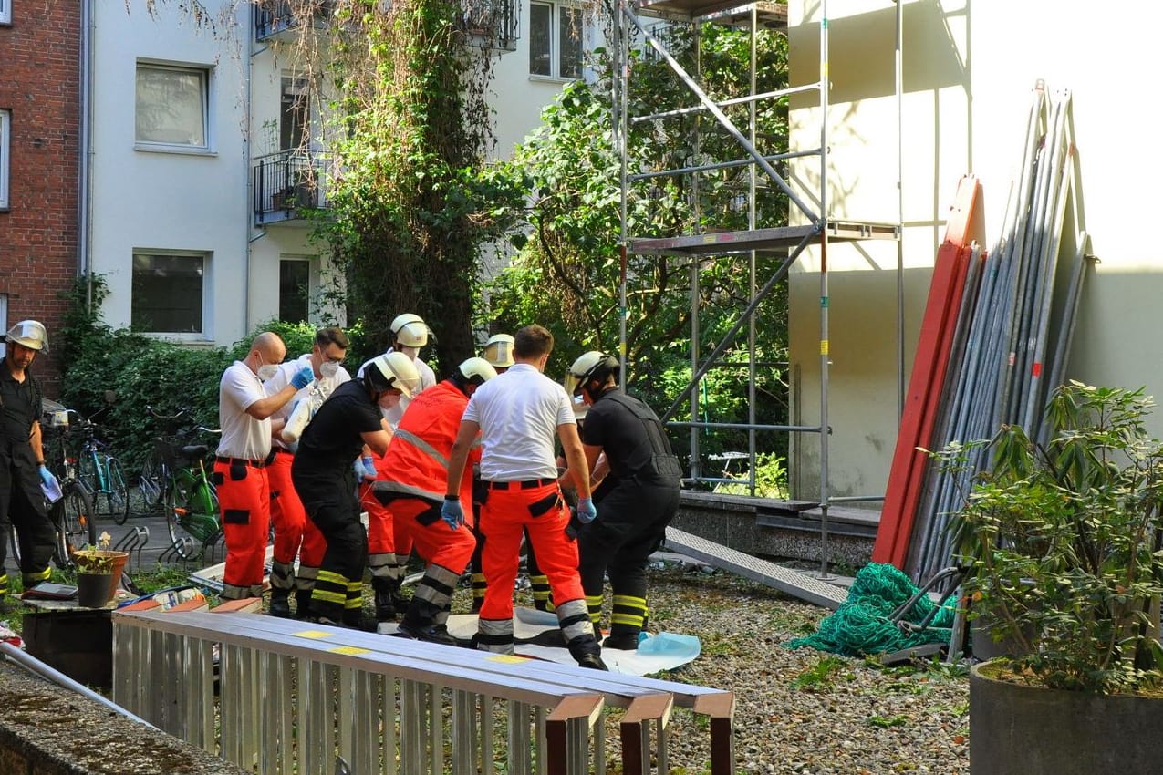 Rettungskräfte versorgen den Bauarbeiter: Er musste in ein Krankenhaus gebracht werden.