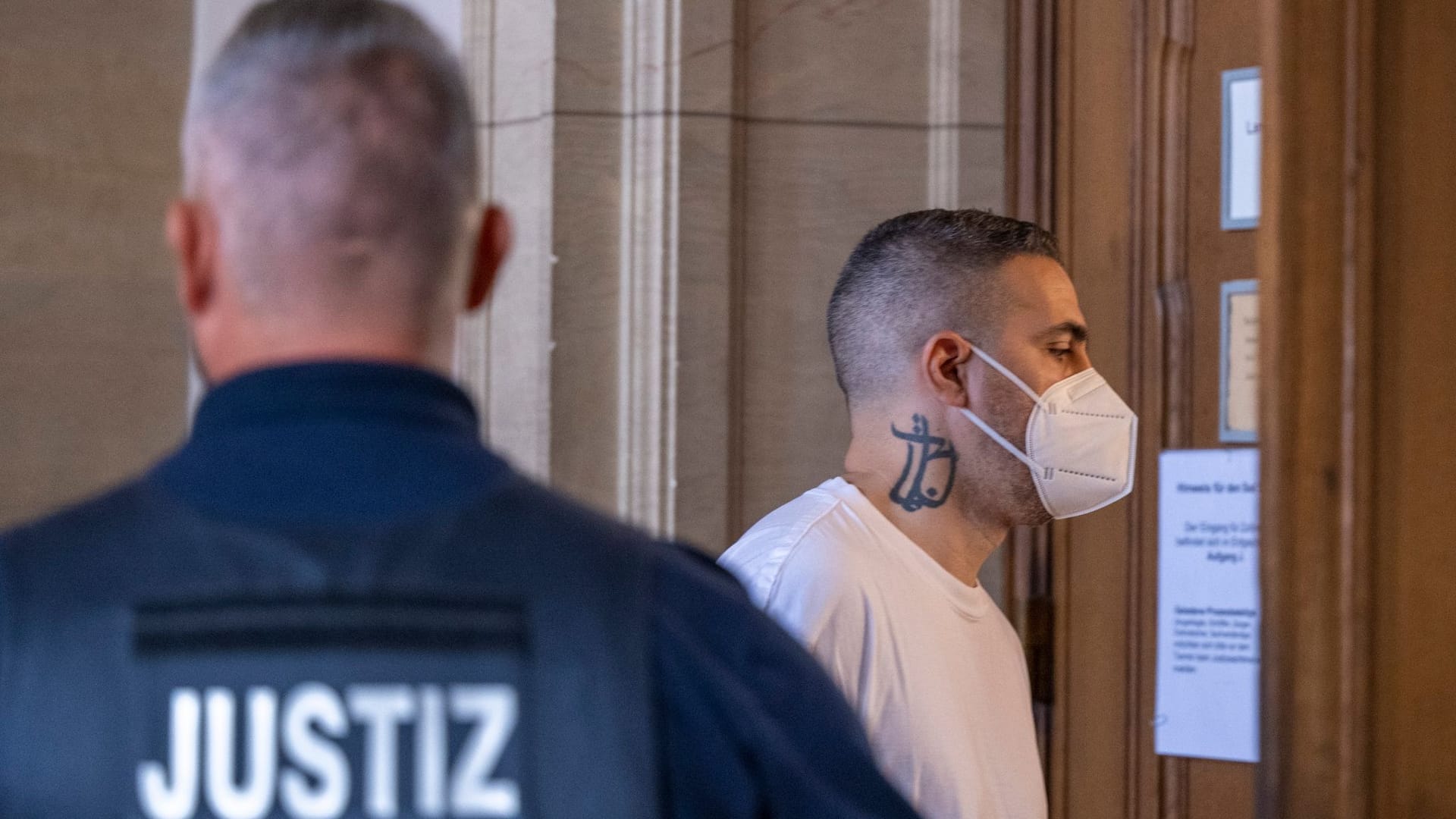 Bushido auf dem Weg in den Gerichtssaal (Archivbild). Auch ohne seinen Anwalt sagt der Rapper am 77. Prozesstag in Moabit aus.