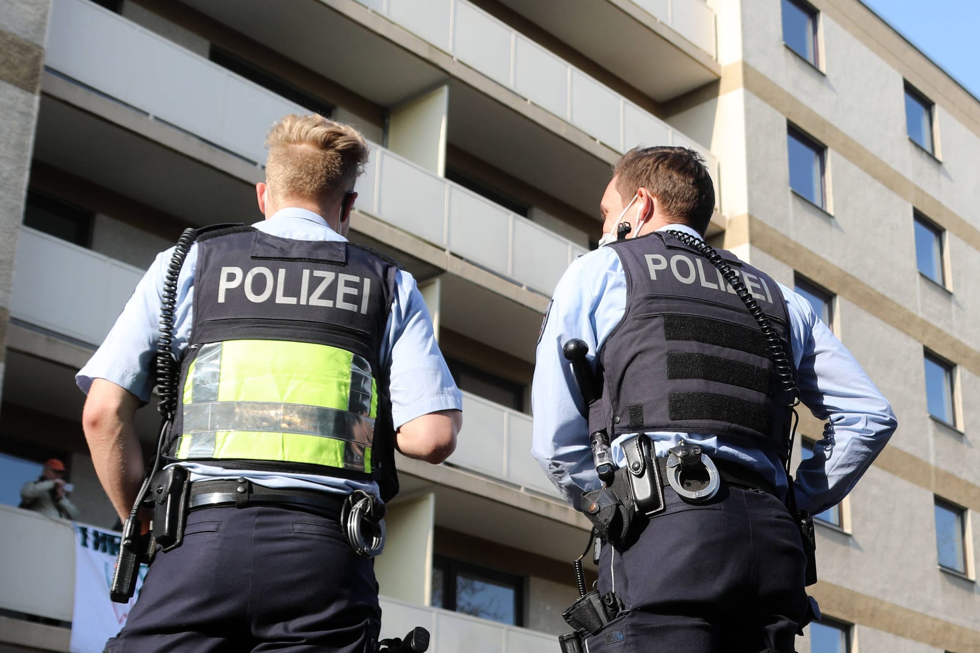 Kölner Polizisten bei einem Einsatz (Symbolbild): Ein Todesfall beschäftigt die Beamten.