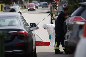 Beamte der Spurensicherung untersuchen den Tatort: Auf offener Straße ist am Dienstag ein Mann in Ludwigsburg abgestochen worden.