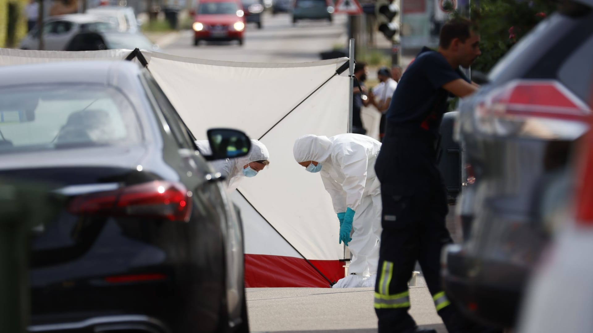 Beamte der Spurensicherung untersuchen den Tatort: Auf offener Straße ist am Dienstag ein Mann in Ludwigsburg abgestochen worden. Beamte der Spurensicherung untersuchen den Tatort: Auf offener Straße ist am Dienstag ein Mann in Ludwigsburg abgestochen worden.