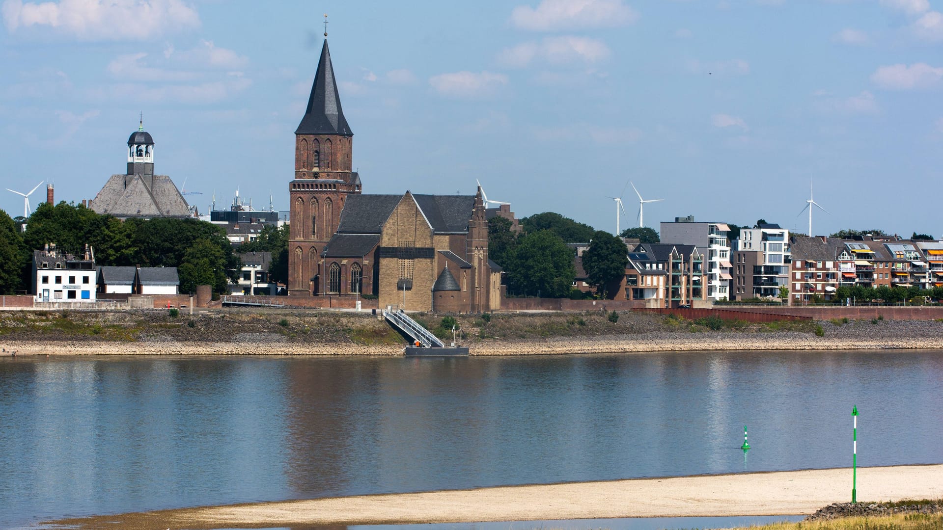 Der Rhein bei Emmerich: Der Pegel sankt hier in den negativen Bereich. Der Rhein bei Emmerich: Der Pegel sankt hier in den negativen Bereich.